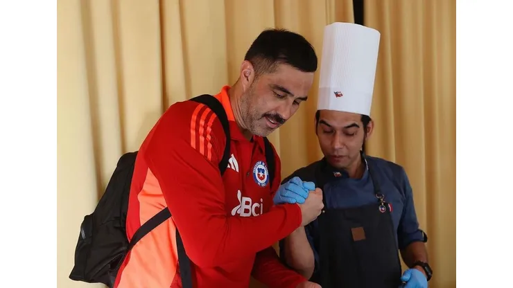 Claudio Bravo prepara el desayuno en la Roja.