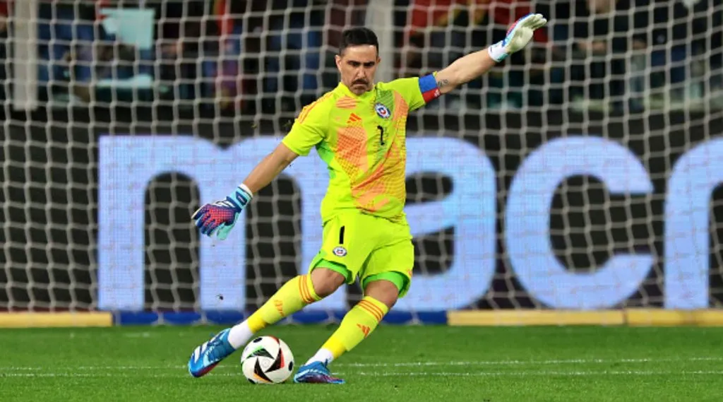 Bravo volvió a la Roja y de titular de la mano del Tigre Gareca.