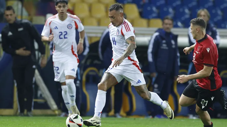 Vargas regresó a la Roja con un gol y Osorio (al fondo) jugó un gran partido