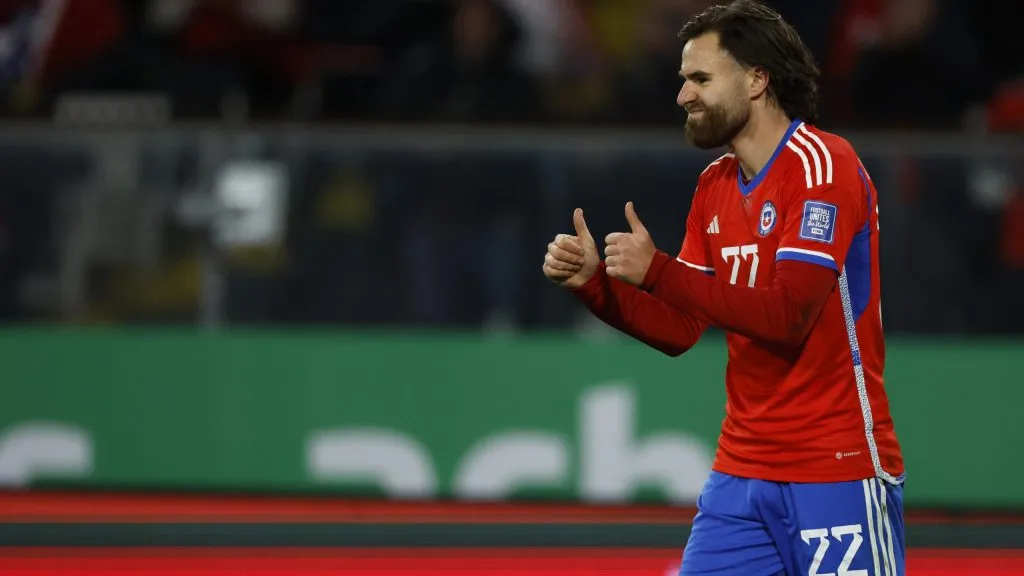 Ben Brereton Díaz sigue recibiendo la presión de Ricardo Gareca para aprender español. Foto: Photosport.