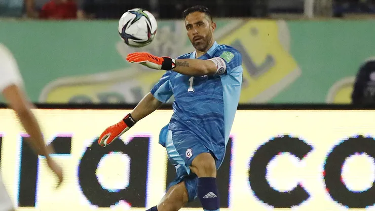 Claudio Bravo retoma la titularidad y la capitanía de la selección chilena con Ricardo Gareca.