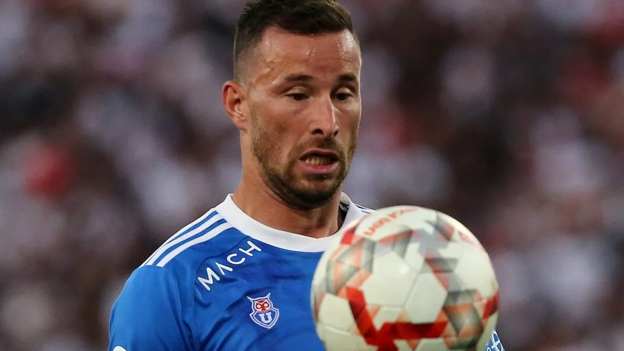 Luciano Pons lucha ante Emiliano Amor en el Superclásico 195. (Javier Salvo/Photosport).