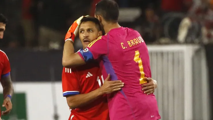Claudio Bravo y Alexis Sánchez serán los líderes en la formación de Chile ante Albania.