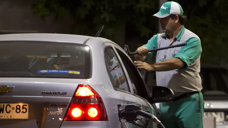 El impuesto específico aumenta considerablemente el valor de la bencina.