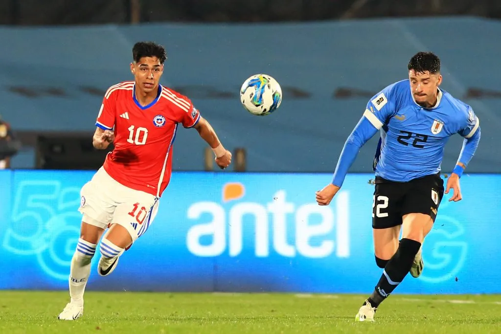 Darío Osorio tuvo algunos minutos ante Uruguay sobre el final de la derrota en el Centenario. (Javier Valdes/Photosport).