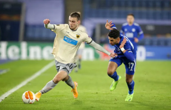 Mario Mitaj en acción por el AEK Atenas de Grecia, país donde nació. (Getty Images).