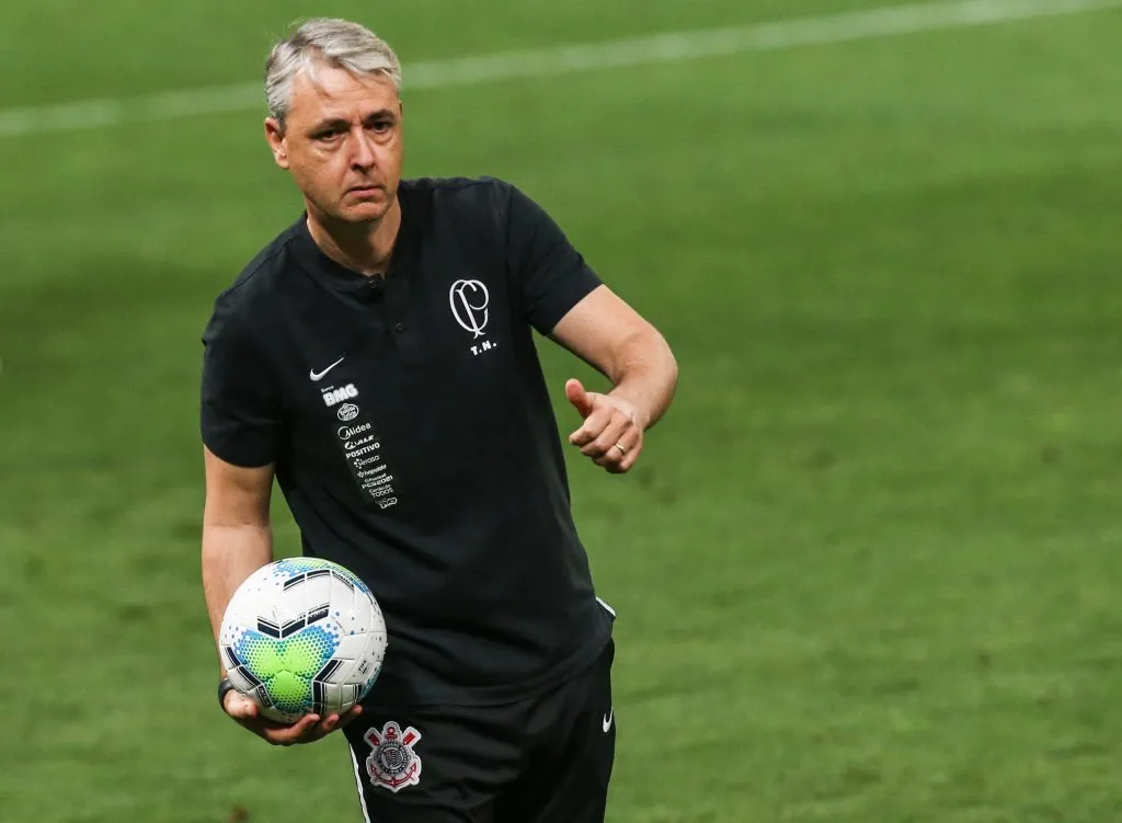 Nunes arriba a Universidad Católica tras una extensa carrera en el fútbol brasileño, donde dirigió a clubes como Athletico Paranaense, Gremio, Corinthians y Botafogo. | Foto: Getty Images.