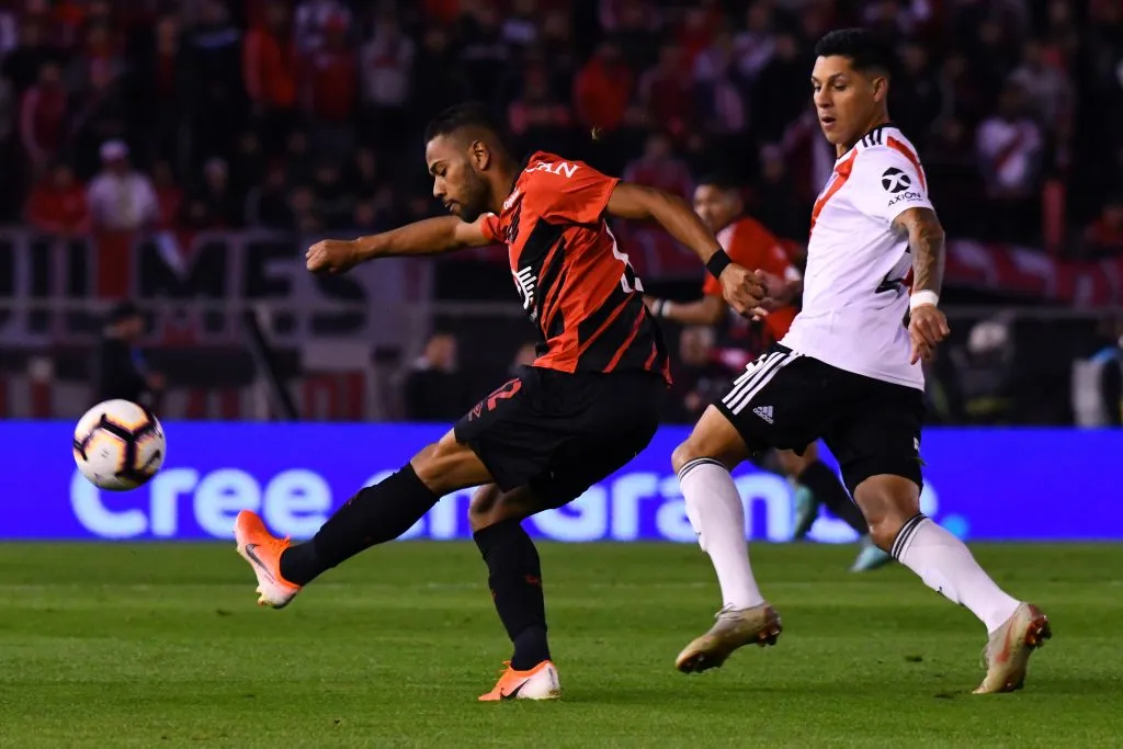 Renan Lodi en acción ante River Plate con Athletico Paranaense. (Amilcar Orfali/Getty Images)
