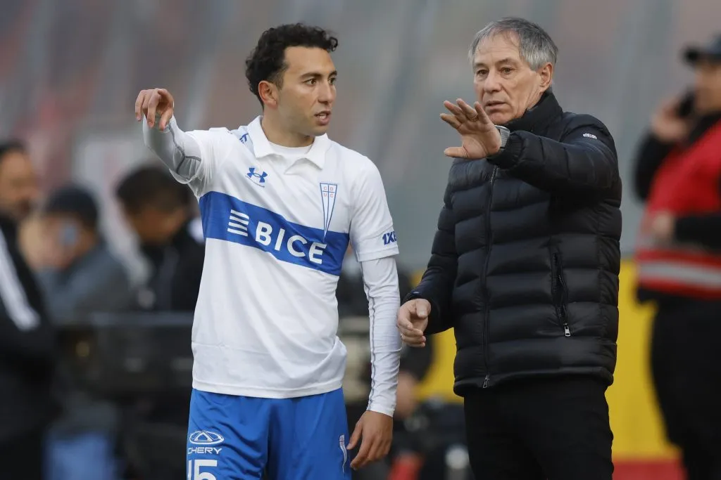 Ariel Holan y Cimbi Cuevas en la UC. (Felipe Zanca/Photosport).