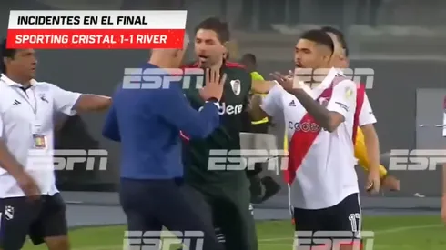 Paulo Díaz quedó muy enojado con el DT brasileño y fue directamente a encararlo.