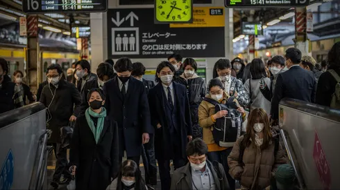 Personas con mascarillas debido al Covid-19 pasan por una estación de tren en Tokio, Japón (marzo 2022)