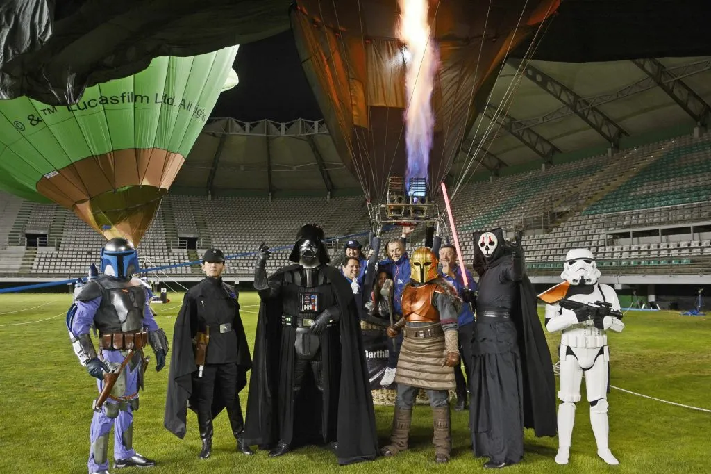 Personas disfrazadas de personajes de Star Wars en la clebración del Día de Star Wars