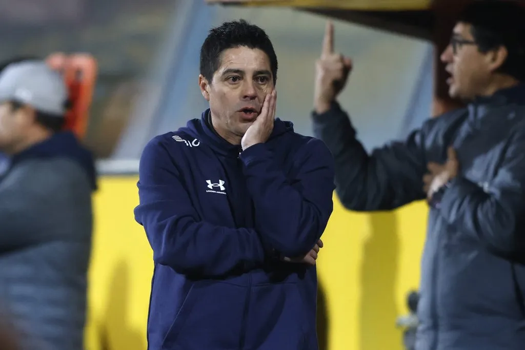 Rodrigo Valenzuela está obligado a modificar la oncena en la Católica. (Felipe Zanca/Photosport).