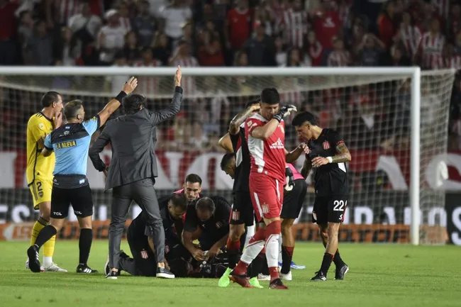 Así fue la asistencia del staff médicode Estudiantes de La Plata a Javier Altamirano. (Gustavo Garello/Getty Images).