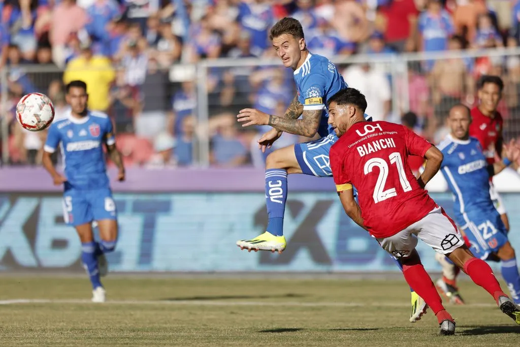 El argentino es fijo en la línea de tres de la U. Foto: Pepe Alvujar/Photosport