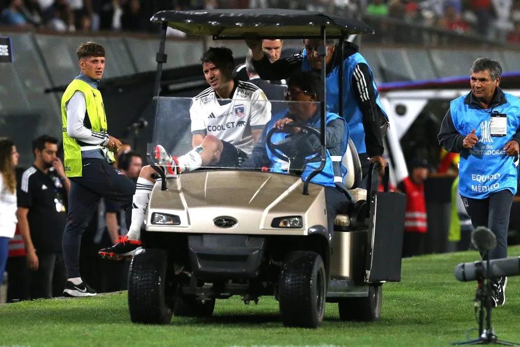 Así salió César Fuentes de la cancha el día que se cortó el ligamento cruzado de la rodilla izquierda. (Javier Salvo/Photosport).