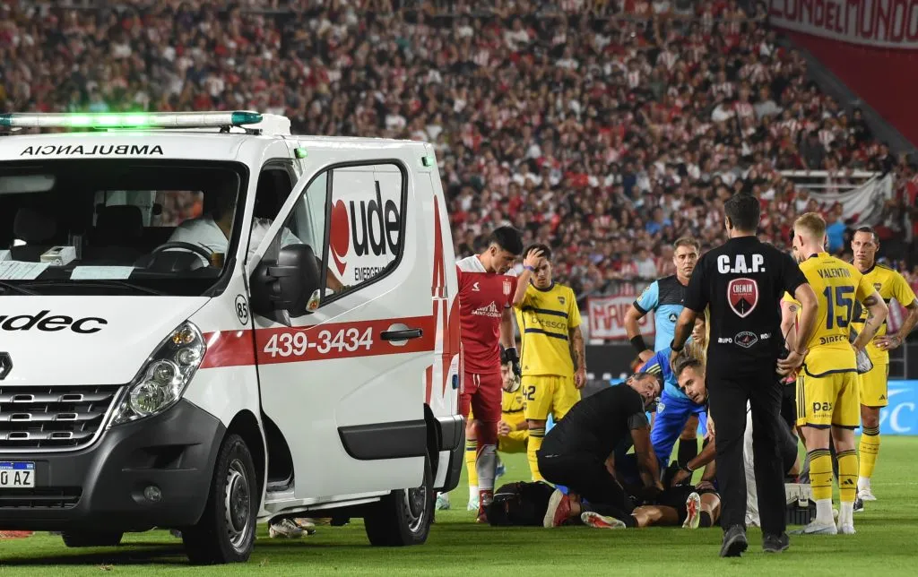 El momeno donde Altamirano es retirado en ambulancia. Foto: Fotobaires/Photosport