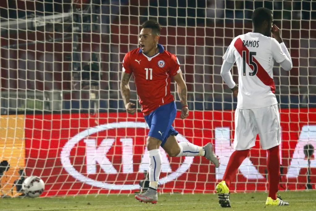 Un festejo de Eduardo Vargas ante Perú. (Andrés Piña/Photosport).