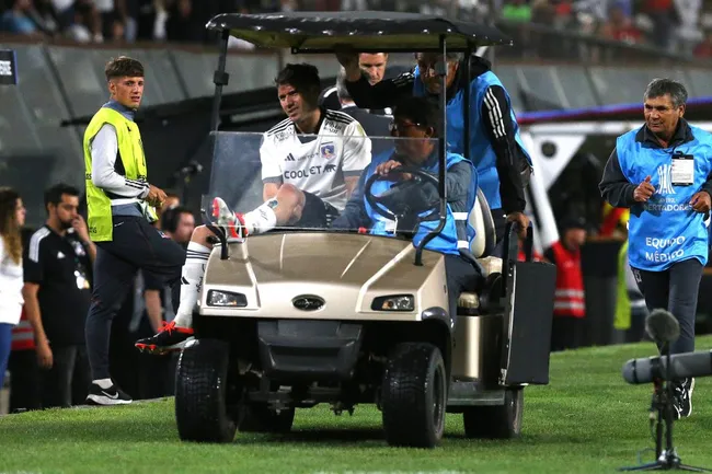 César Fuentes sufrió el corte de ligamentos por el mal estado de la cancha del Monumental (Foto: Javier Salvo/Photosport)