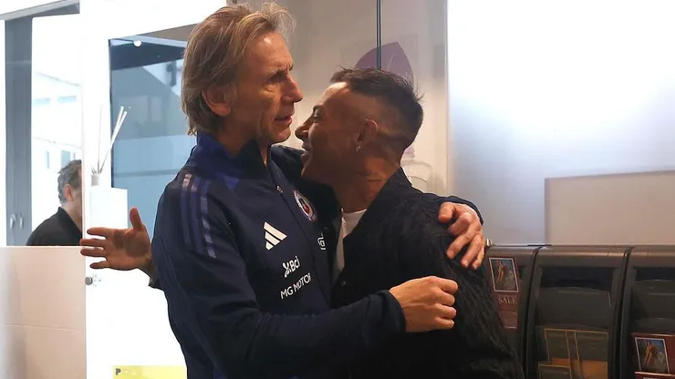 Ricardo Gareca recibió con un afectuoso abrazo a Eduardo Vargas.