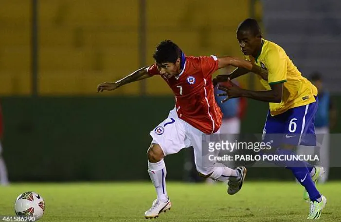 Luciano Cabral ante Brasil en el Sudamericano Sub 20 de 2015. Fue dirigido por Hugo Tocalli.