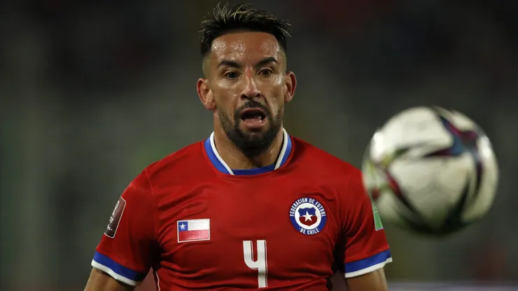 Mauricio Isla volverá a la Roja, donde no juega desde fines de marzo de 2022.