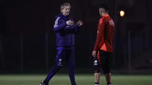 El entrenador de la Roja tuvo un momento de diversión con su equipo de trabajo.
