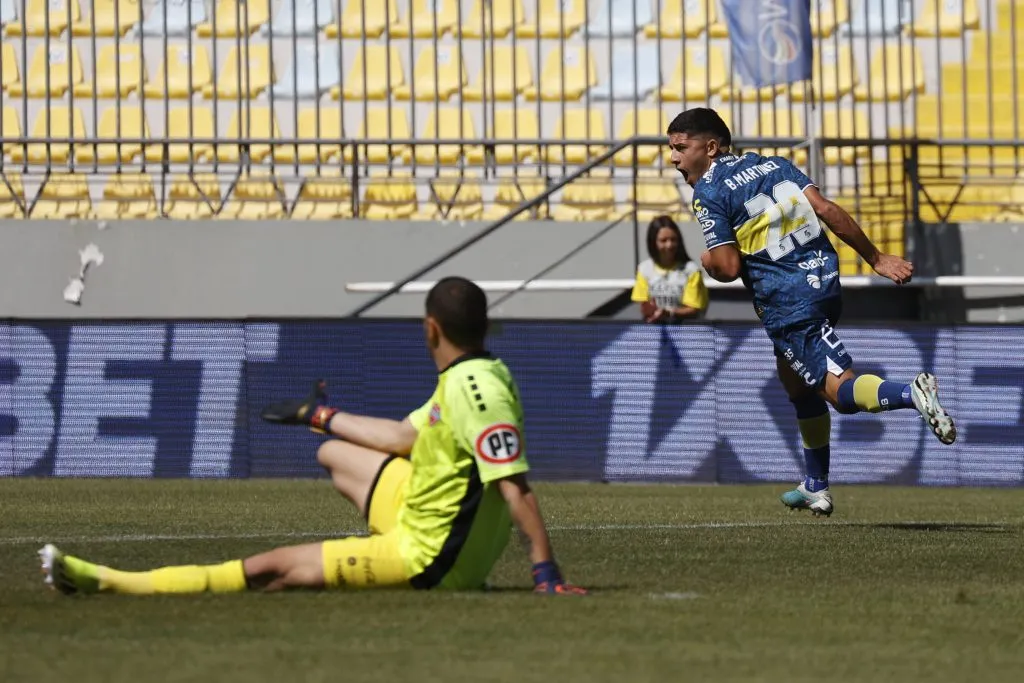 Braian Martínez celebra el 1-0 parcial de Everton ante Ñublense en el estadio Sausalito. (Raúl Zamora/Photosport).