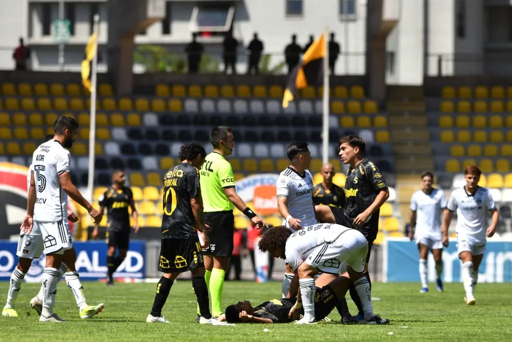Maxi Falcón tratando de ayudar a Dixon Pereira | Photosport