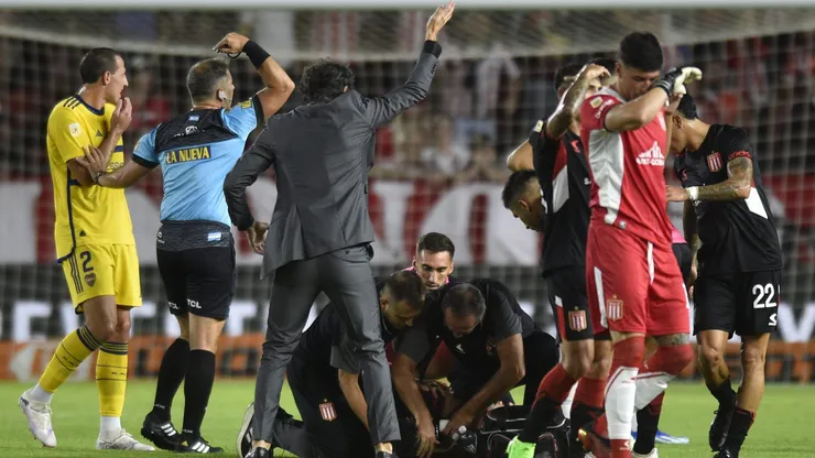 La preocupación se disparó en el estadio UNO Jorge Luis Hirschi tras la descompensación de Javier Altamirano.
