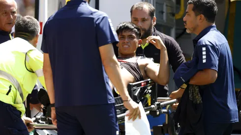 En camilla tuvo que salir Dixon Pereira tras la fea lesión.