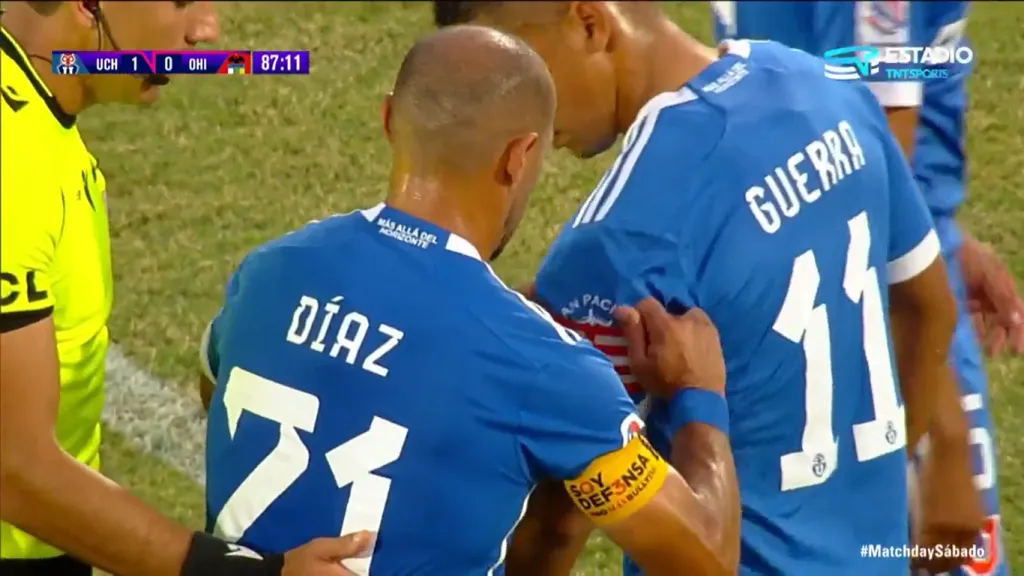 Marcelo Díaz le pasa la jineta de la U a Nico Guerra. (Foto: captura TNT Sports)