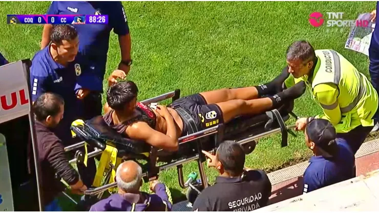 El joven jugador de Coquimbo Unido tuvo que salir en ambulancia del estadio.