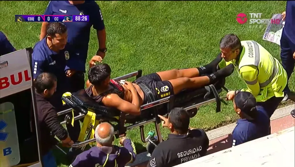 Tras el golpe, el jugador de Coquimbo debió salir de la cancha en ambulancia (Captura)