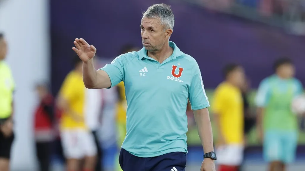 Gustavo Álvarez tiene a la U en lo más alto. Photosport