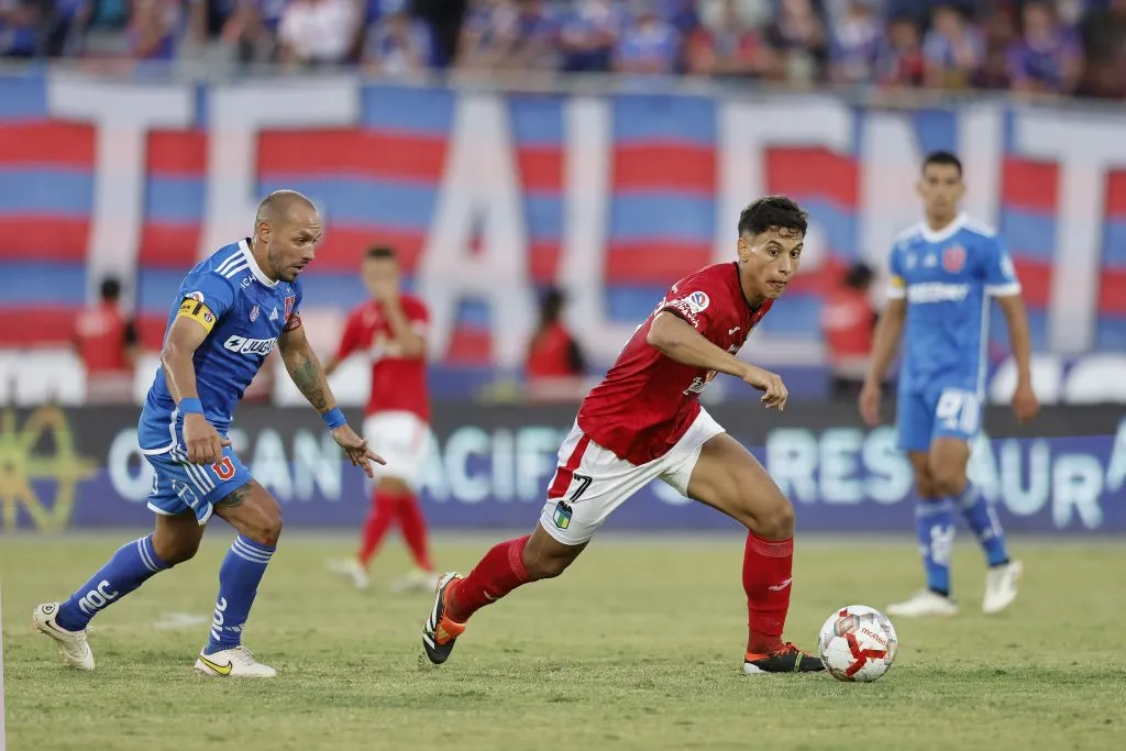 Marcelo Díaz en acción durante el duelo frente a O’Higgins. Carepato intenta perseguir a Martín Sarrafiore. (Pepe Alvujar/Photosport).