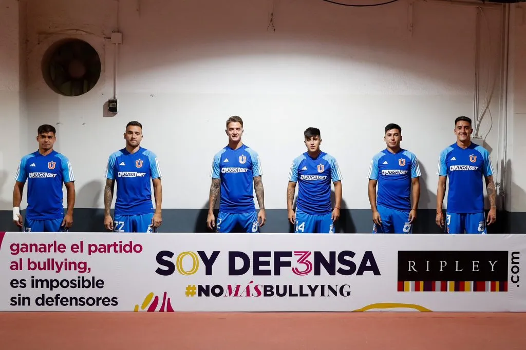 El lienzo con el que los jugadores de Universidad de Chile apoyan la lucha en contra del bullying o matonaje en las escuelas chilenas. Foto: Universidad de Chile.