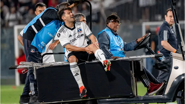 César Fuentes salió así de la cancha en el partido de Colo Colo y Trinidense. A las horas se confirmó una gravísima lesión.