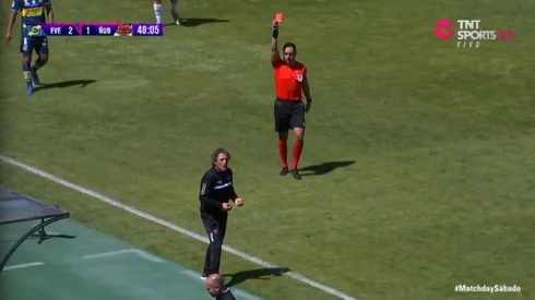 El momento de la tarjeta roja directa para Mario Salas.