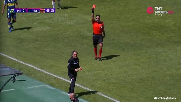 El momento de la tarjeta roja directa para Mario Salas.