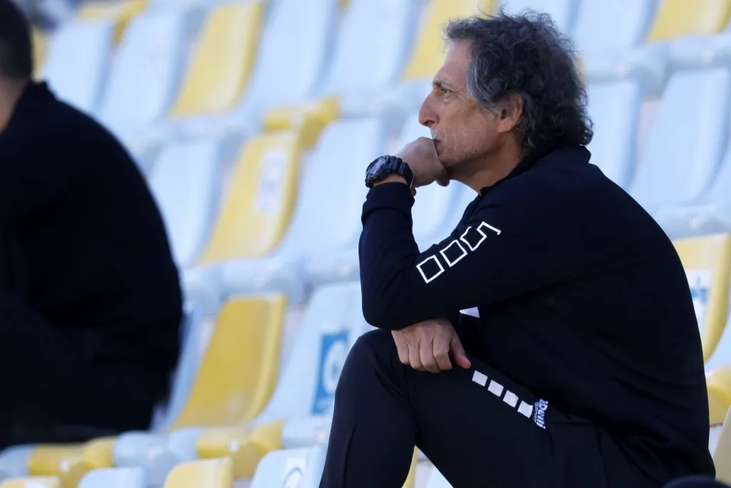 Mario Salas quedó solo tras la expulsión. Con el correr de los minutos se le acercó un miembro de la secretaría técnica.  (Andrés Piña/Photosport).