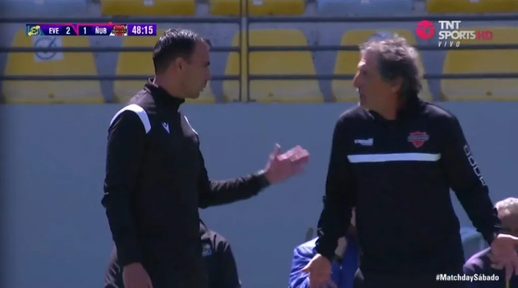 Juan Lara le explica a Mario Salas por qué lo expulsaron del partido entre Everton y Ñublense. (Captura TNT Sports).