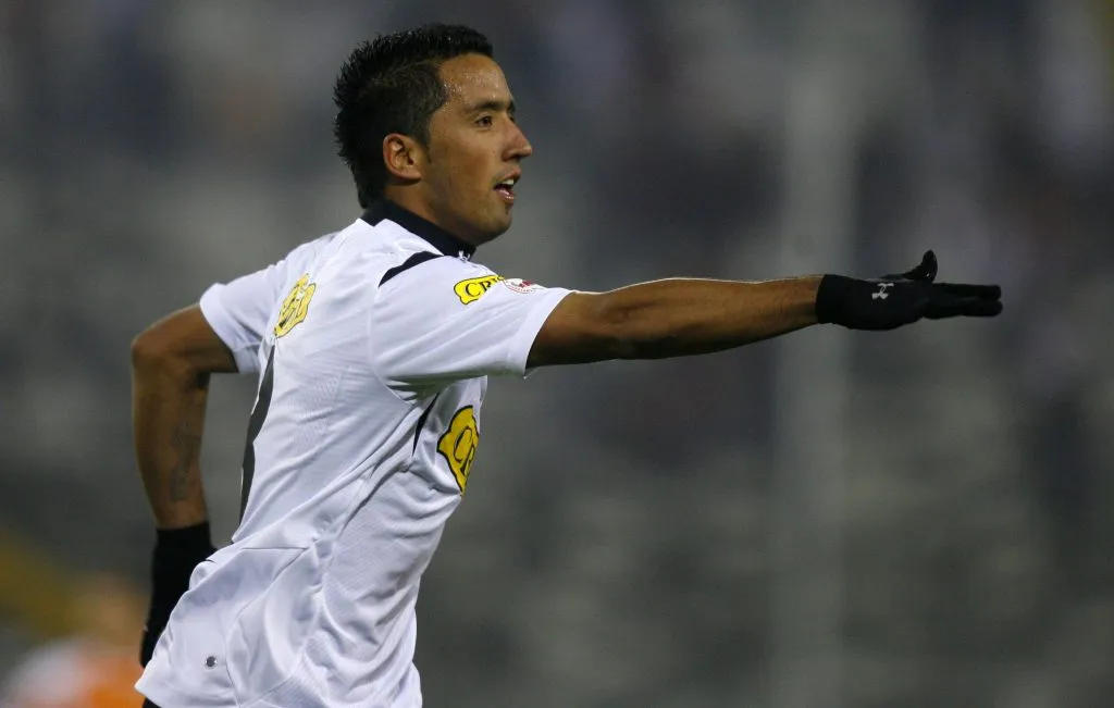 Lucas Barrios era uno de los grandes invitados para la despedida de Jaime Valdés. | Foto: Photosport.