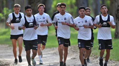 Dylan Portilla (el más a la derecha) espera su oportunidad en el Cacique.