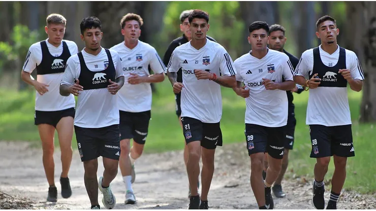 Dylan Portilla (el más a la derecha) espera su oportunidad en el Cacique.