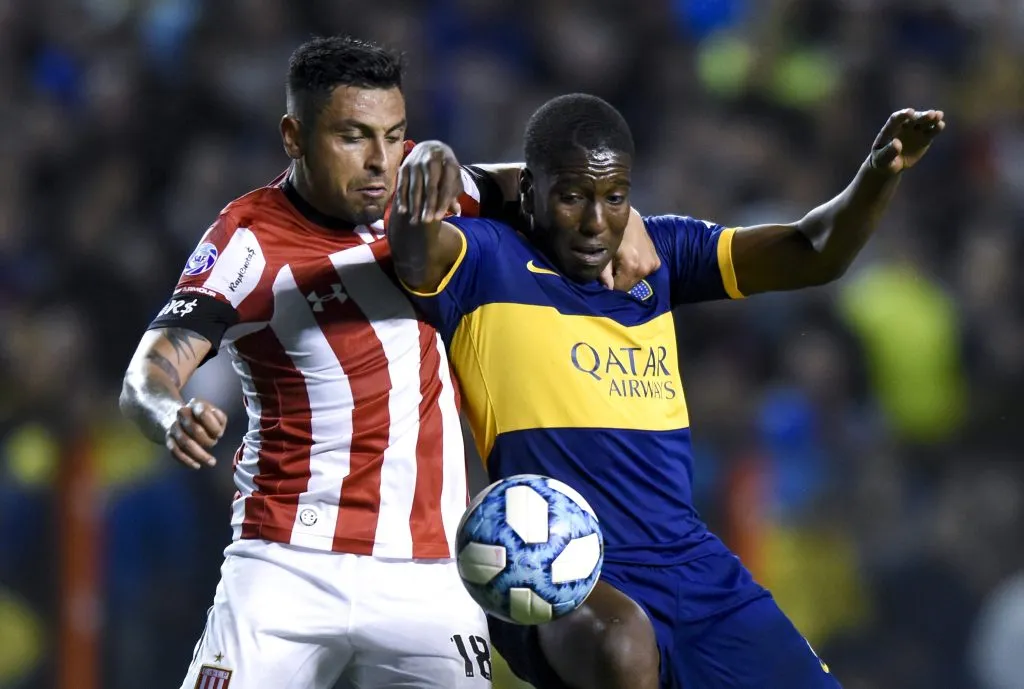 Gonzalo Jara marca al venezolano Jan Hurtado en un duelo entre Estudiantes y Boca. (Marcelo Endelli/Getty Images).