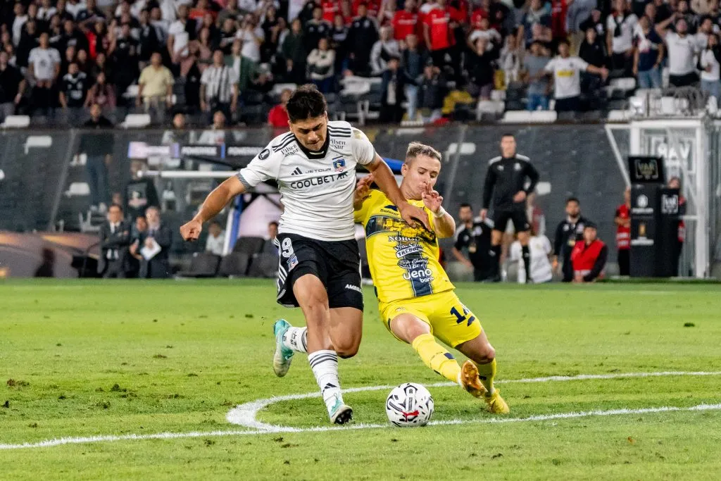 La imagen demuestra el mal estado de la cancha. Foto: Guille Salazar