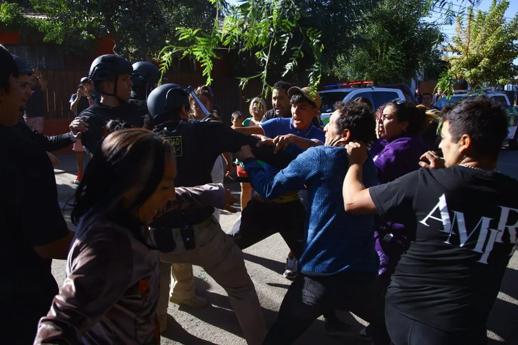 El alcalde de La Florida, Rodolfo Carter, encabeza operativo de control de seguridad, fiscalización y notificaciones en la “Toma Dignidad”.