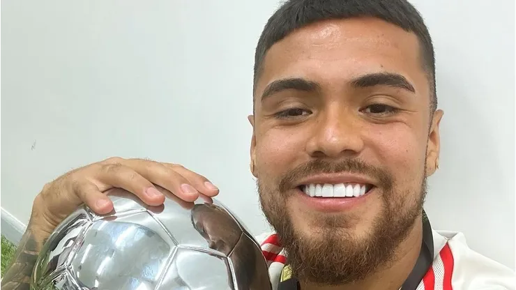 Paulo Díaz festeja con el trofeo ganador en River Plate