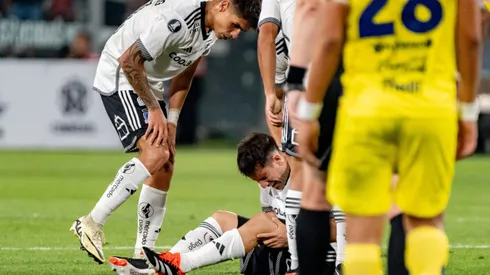 Así quedó César Fuentes en el mediocampo de Colo Colo. Aunque el problema en la rodilla izquierda surgió dentro de una de las áreas.